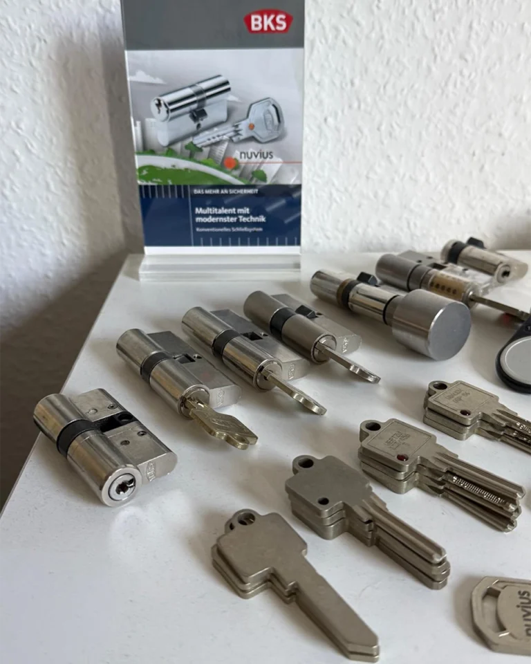 Schließzylinder Stuttgart 2 Schließzylinder von BKS mit Schlüsseln, eingebaut von Schnell Schlüsseldienst Stuttgart e.K.